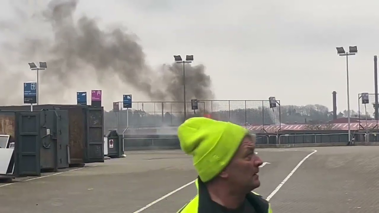 Sort r&oslash;g og flammer fra genbrugsplads