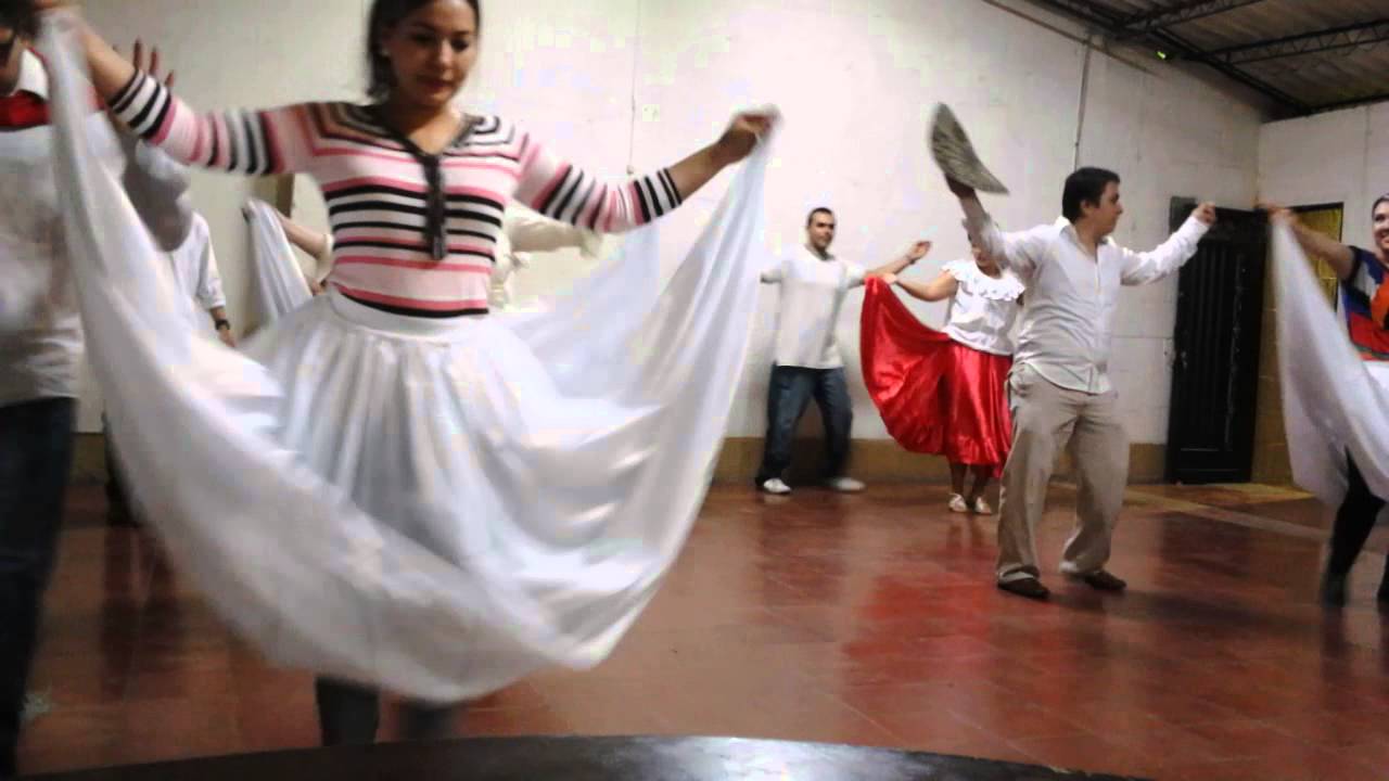 Pollera colora- primeros pasos hacia la bienvenida