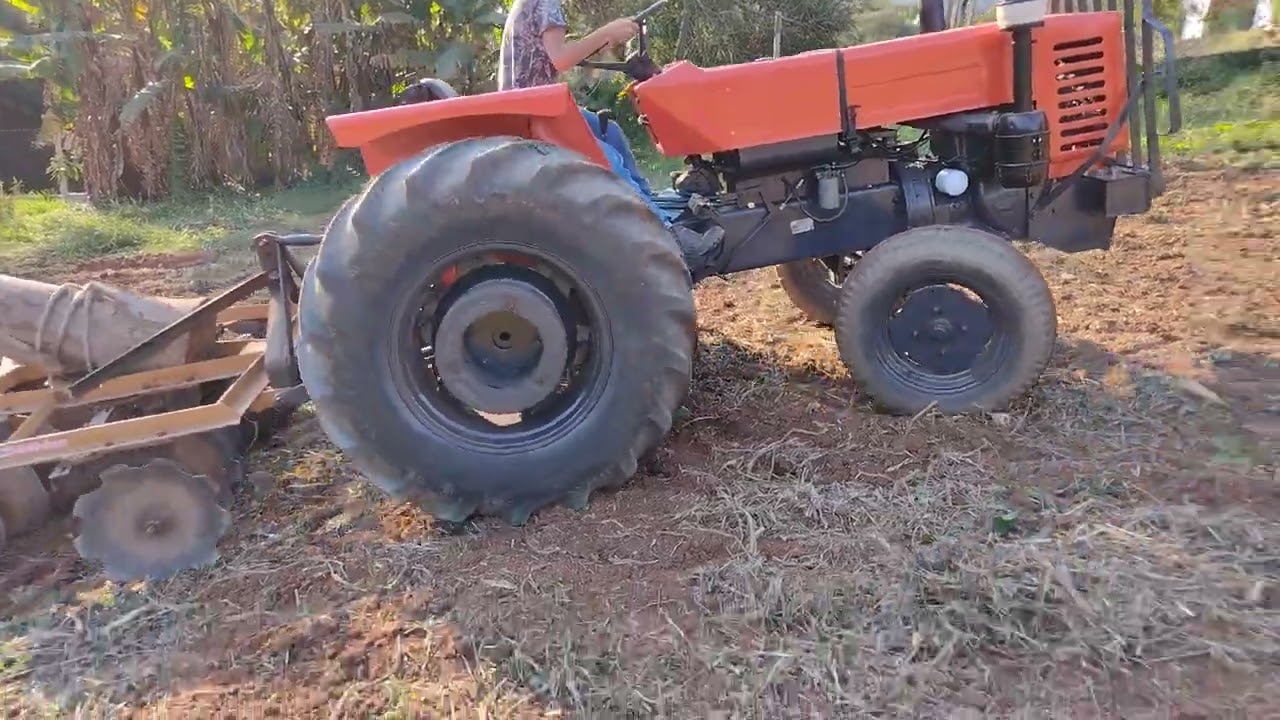 trator Agrale 4 300 com grade hidráulica 20 /20 disco