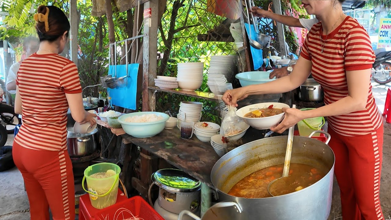 Xuất hiện chị gái đẹp bán hủ tiếu bò kho mềm tan trong miệng | Long Xuyên TV 