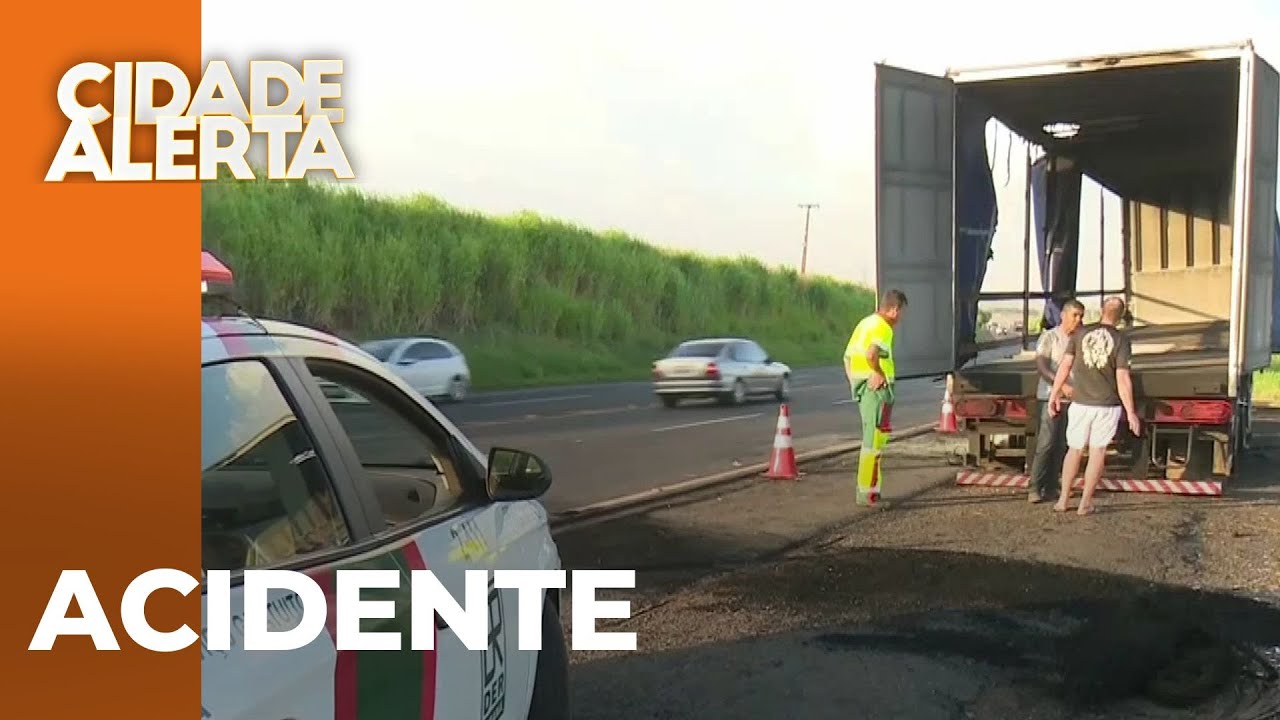Acidente na PR-444: carreta pega fogo na estrada, próximo a Arapongas