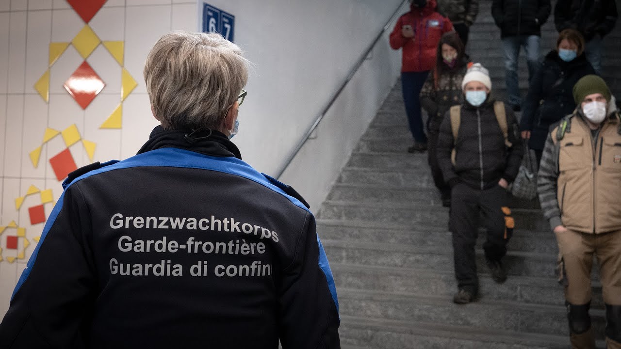Zollkontrolle am Bahnhof Brig | Reportage