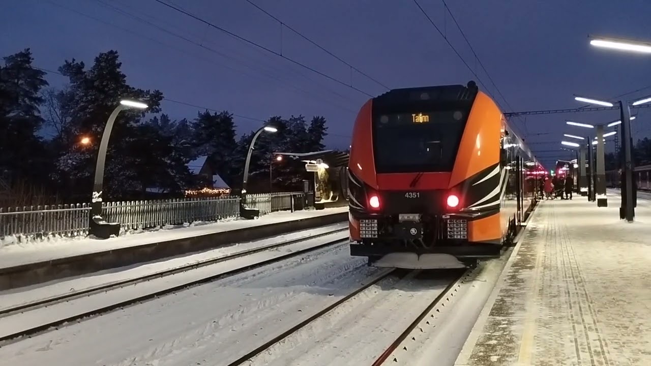 Škoda Emu Ev21 4351 arriving to Pääsküla stop/Škoda Emu Ev21 4351 jõuab Pääsküla rongipeatuse