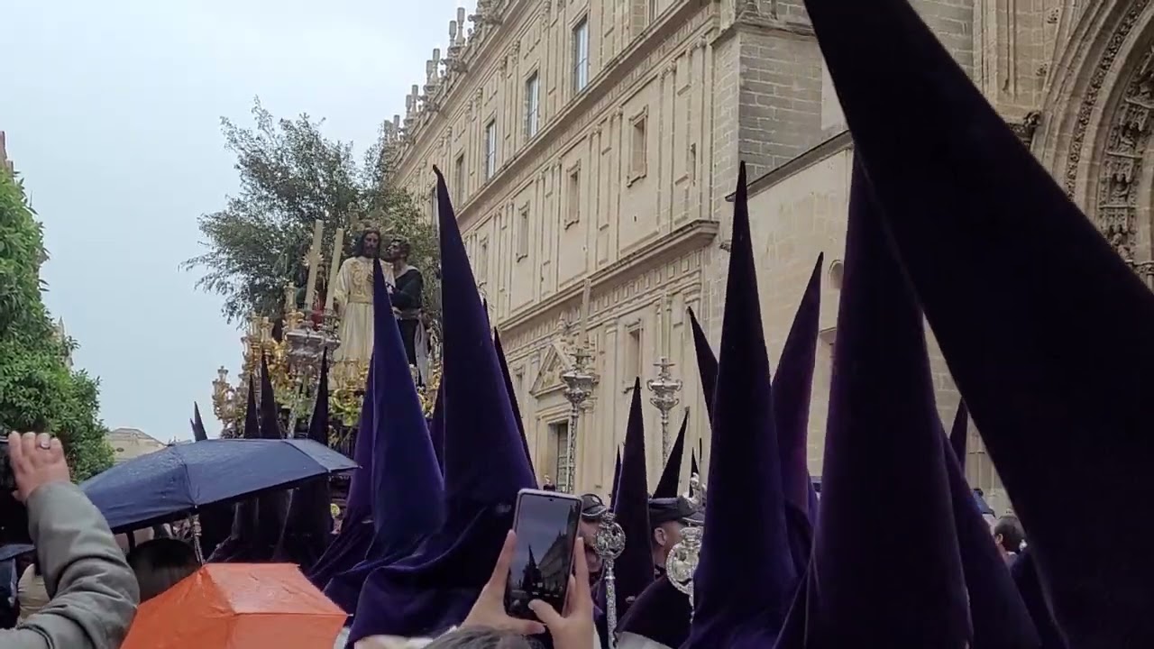 El beso de judas en la cátedra lloviendo. el fastidio del lunes santo 😞😞😞😞😞