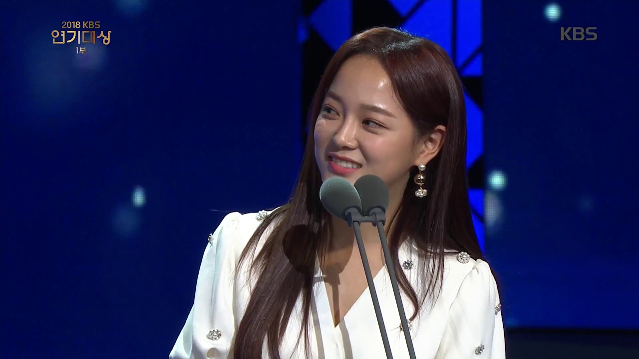 KBS 연기대상-여자 신인상 내일도 맑음 ‘설인아’, 땐뽀걸즈 ‘박세완’공동수상.20181231