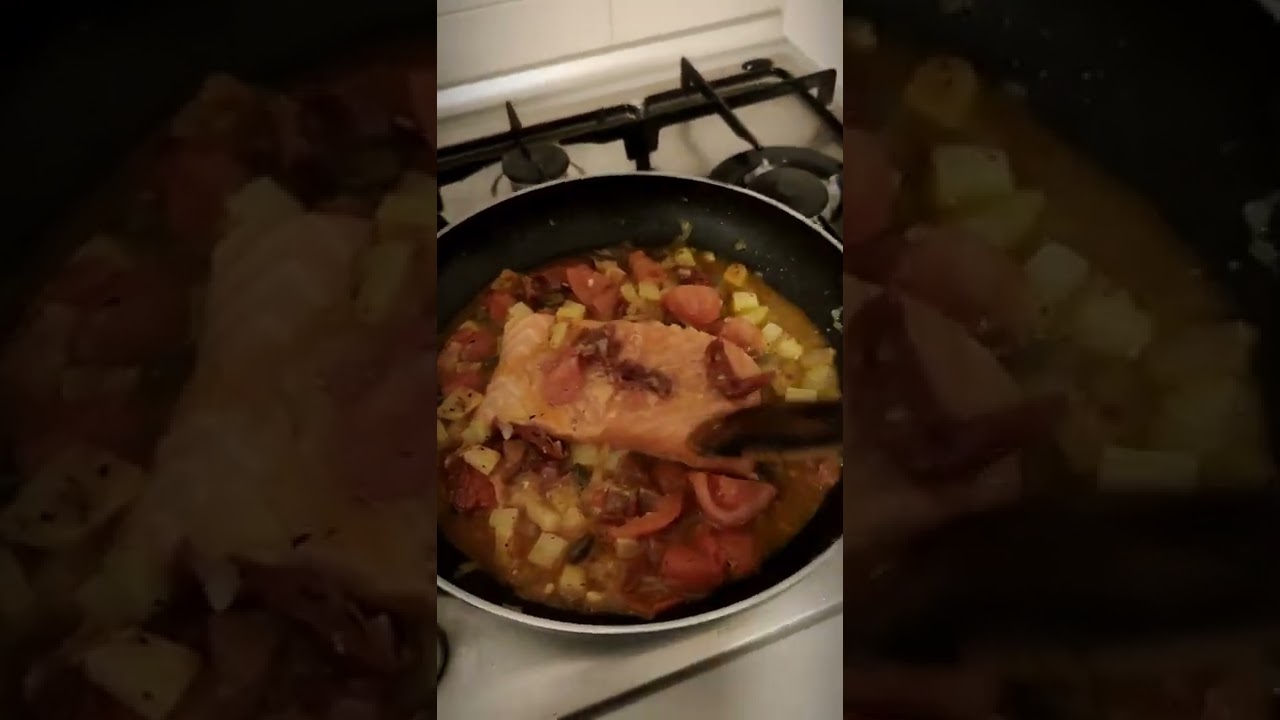 TRANCIO DI SALMONE con patata, cipolla, pomodorini, pomodori secchi, capperi, spezie