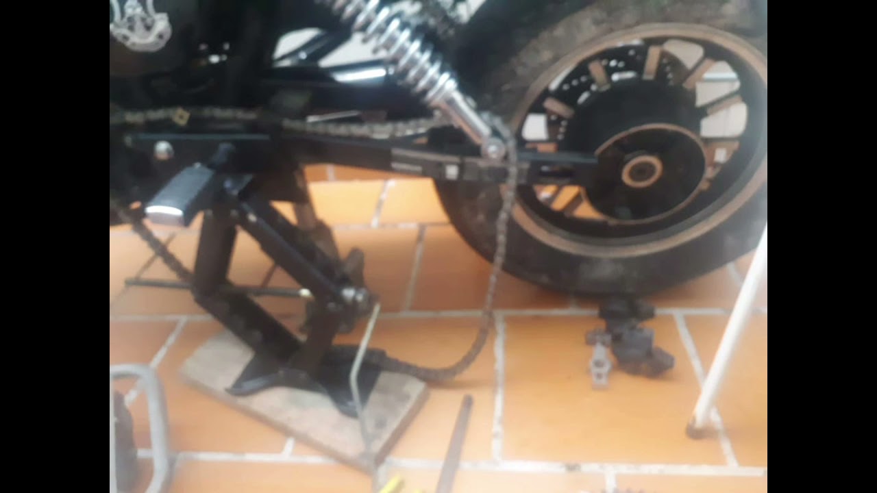 V Blade 250cc Roda traseira desmontada, troca do kit rela&ccedil;&atilde;o.