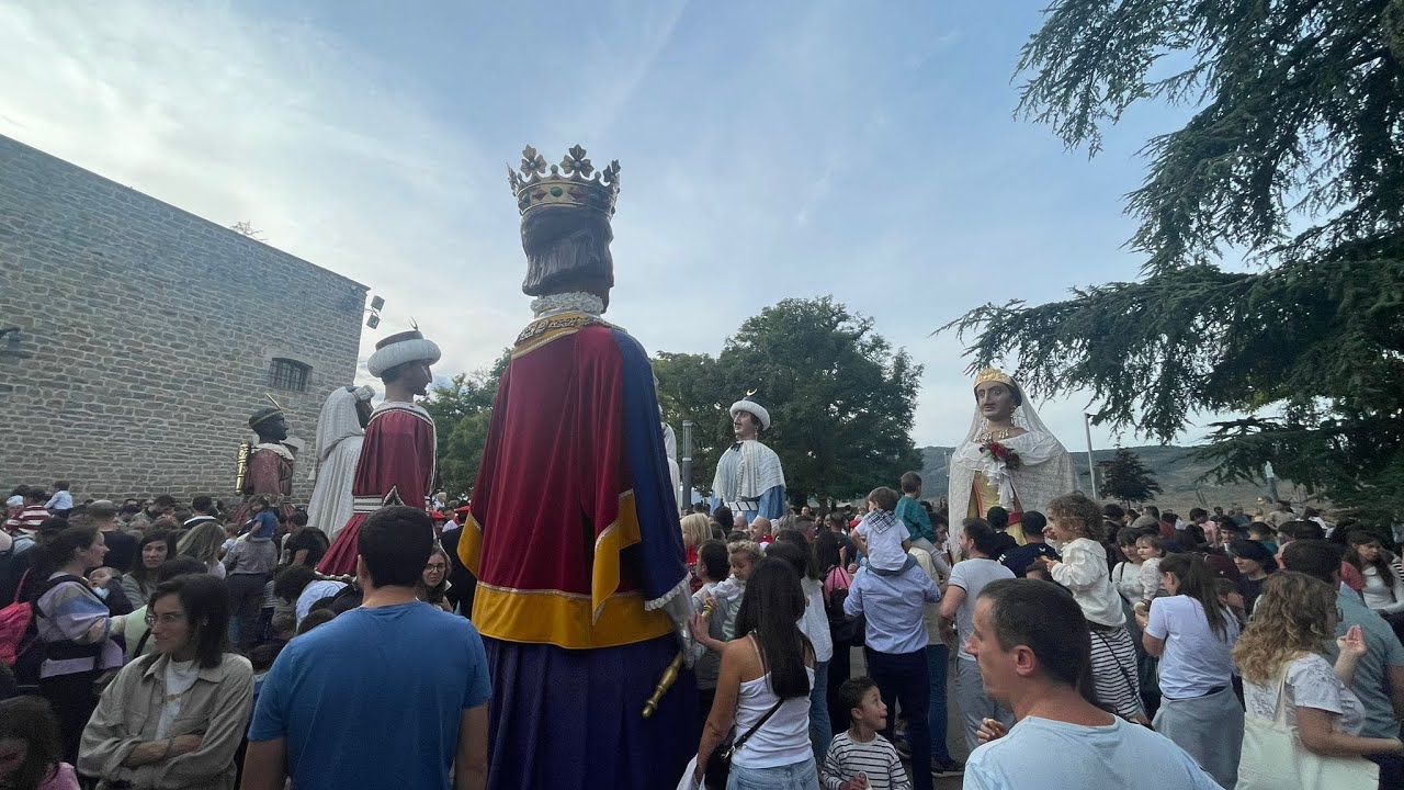Gigantes de Pamplona en San Fermin Txikito 2025: Fiesta y tradición en las calles