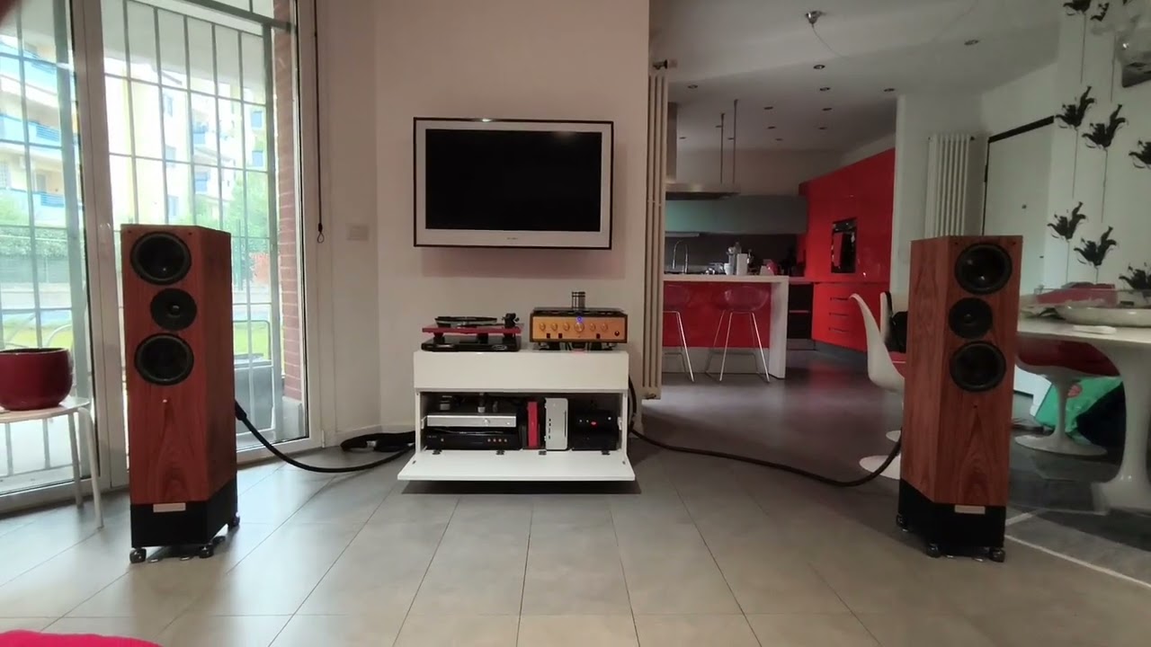 Living Voice IBX-R2 - Leben CS600 - Schiit Freya - Holo Spring 3 KTE - Holo Red (Jason Molina)