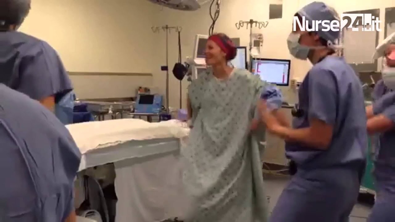 Malata di cancro al seno, balla in sala operatoria prima dell'intervento