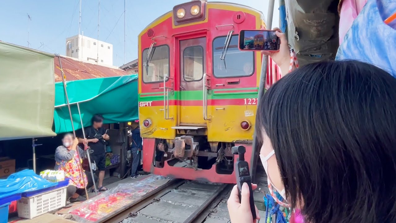 市場の中を列車がギリギリに通る🇹🇭メークロン市場に行ってきた
