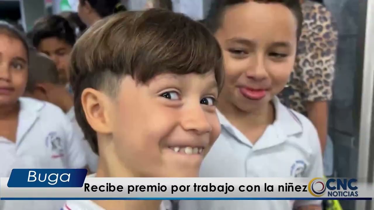 Gobernadora del Valle recibe premio por trabajo con la niñez