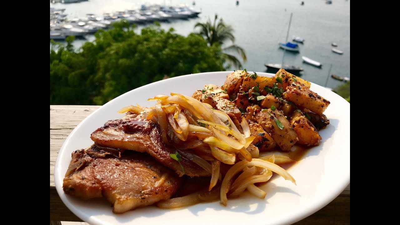 CHULETAS ENCEBOLLADAS A LA CERVEZA Y PAPAS MACHAS