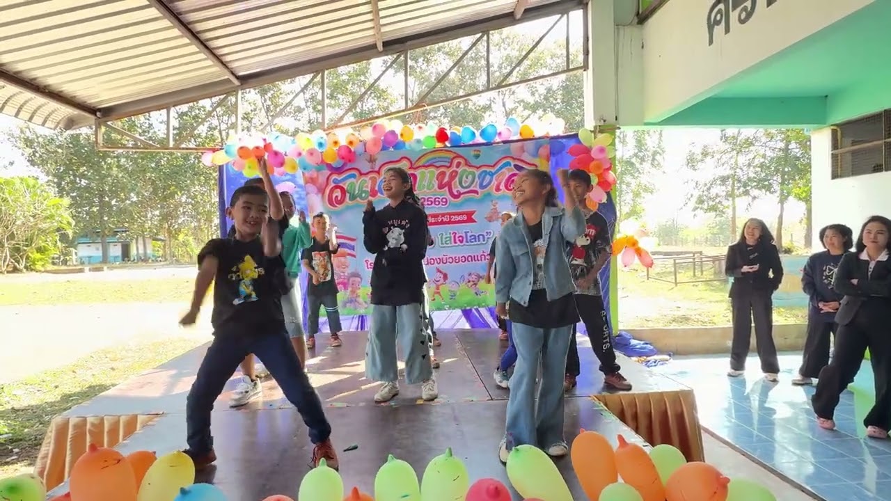 กิจกรรมวันเด็กการแสดงของนักเรียนชั้น ป.3