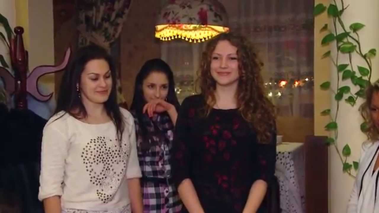 Нежное и красивое предложение руки и сердца в ресторане 