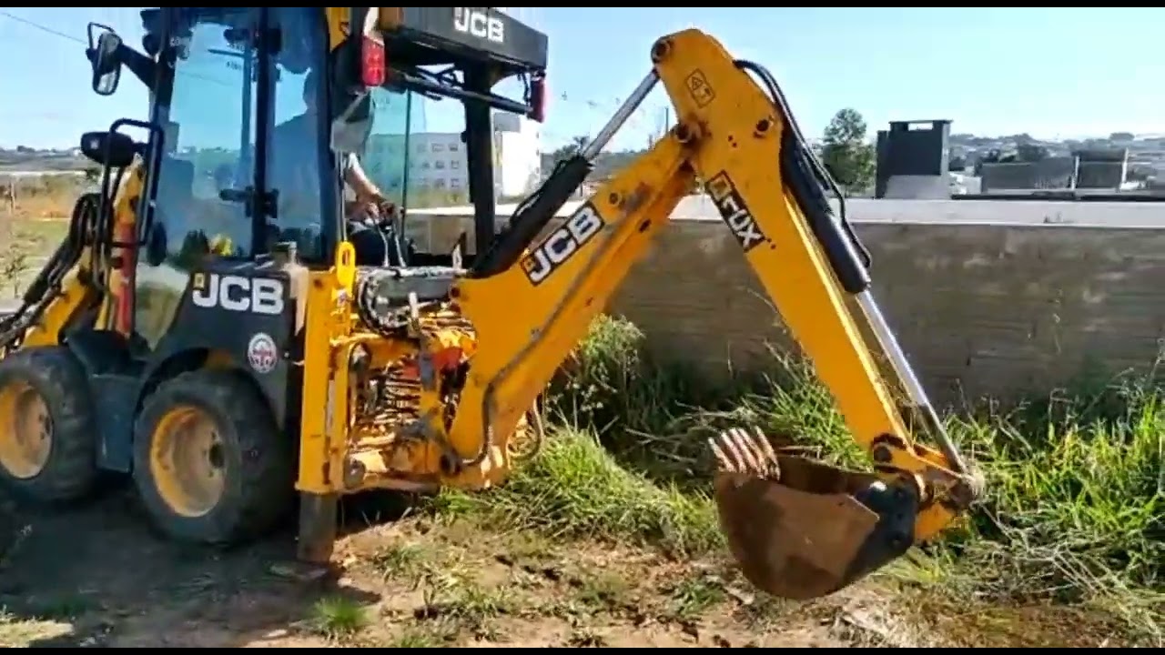 mini retroescavadeira JCB trabalhando