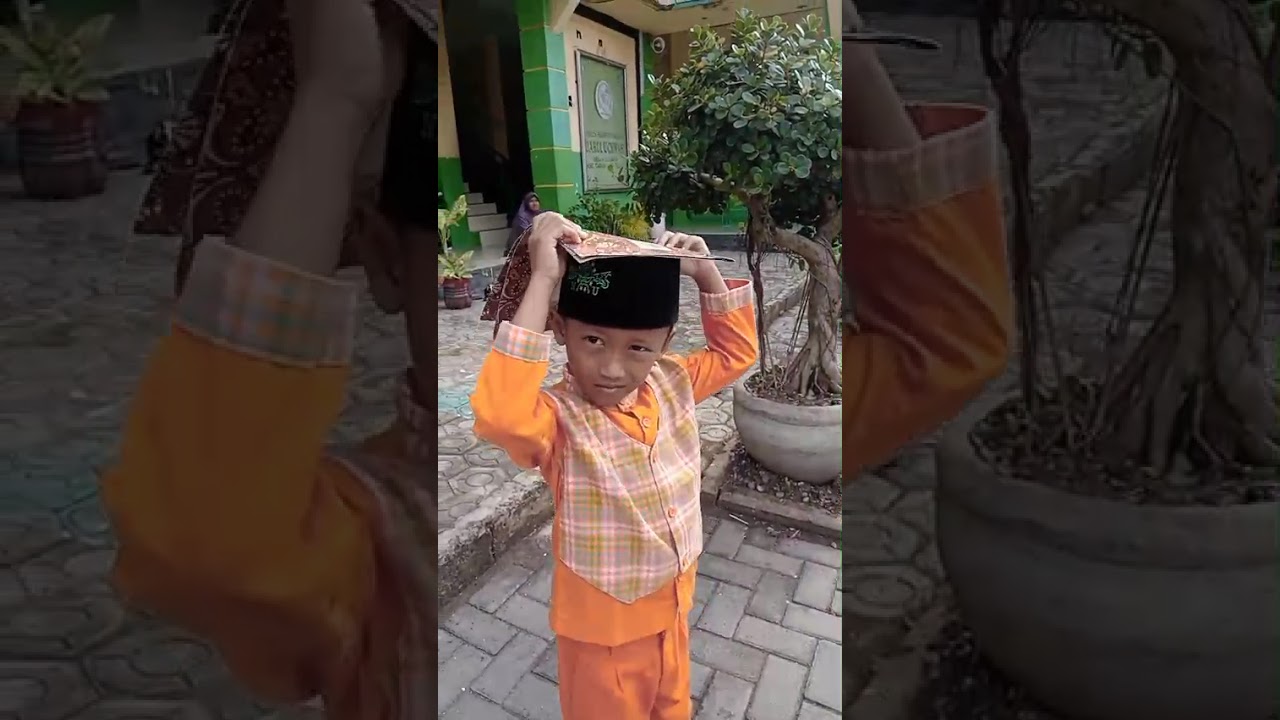 Azkia dan kawan belajar upacara di sekolah TK ISLAM DARUL UCHWAH TEGAL