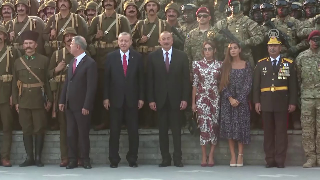 Cumhurbaşkanı Erdoğan Azerbaycanlı vatandaşlar tarafından tezahüratlarla karşılandı