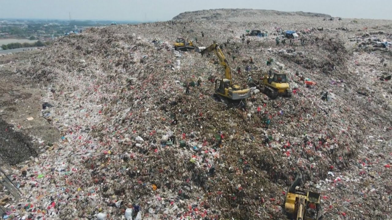 7,500 tonnes of waste added daily to the largest landfill in SE Asia: Bantar Gebang in Indonesia!