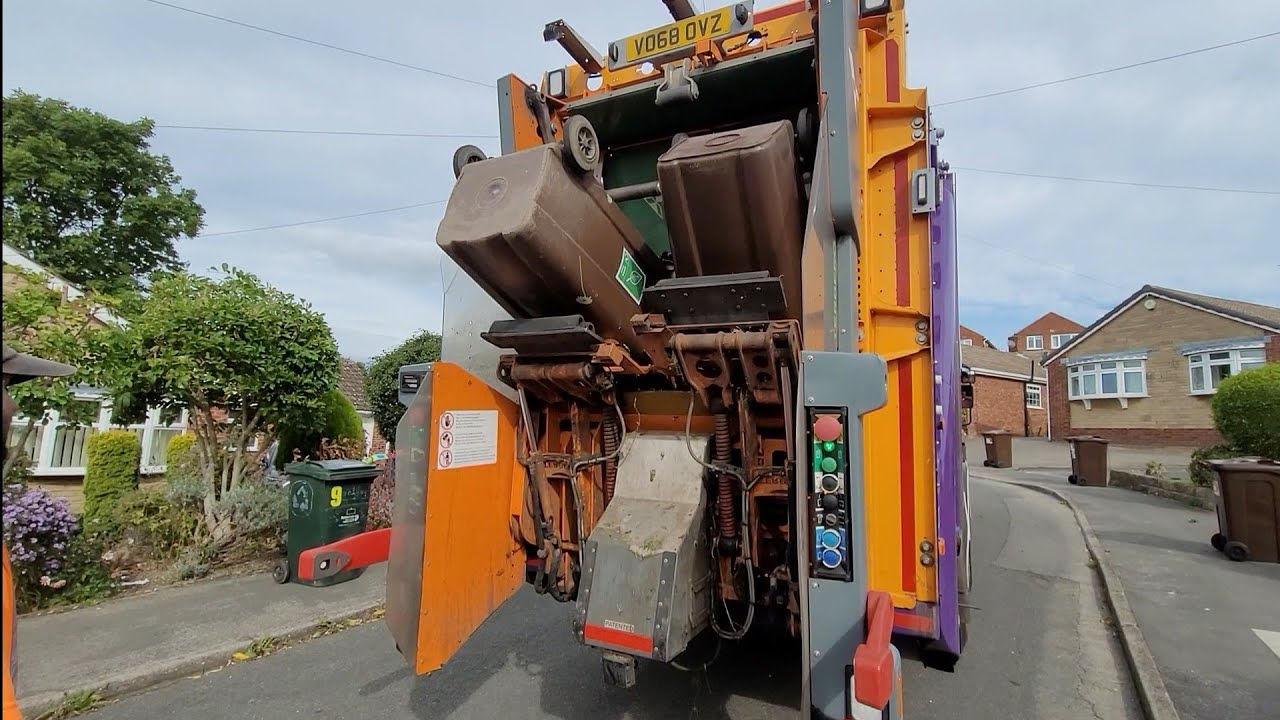 The A Team!! Dennis Elite 6 Bin lorry on Garden Waste, OVZ