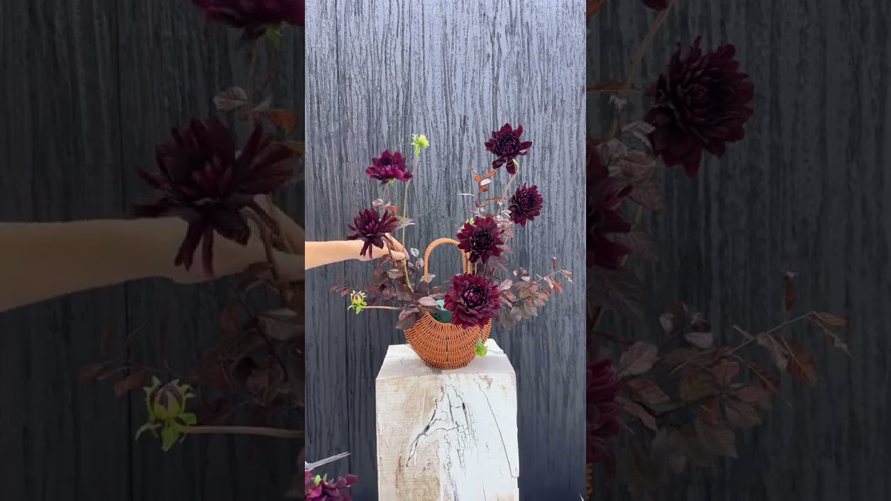 Instructions for arranging a flower basket with dark tones  #crafts #florist #flowers