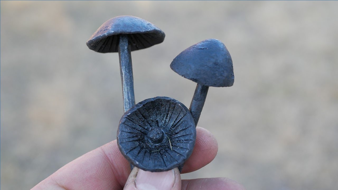 BLACKSMITHING. FORGING WROUGHT IRON MUSHROOMS.
