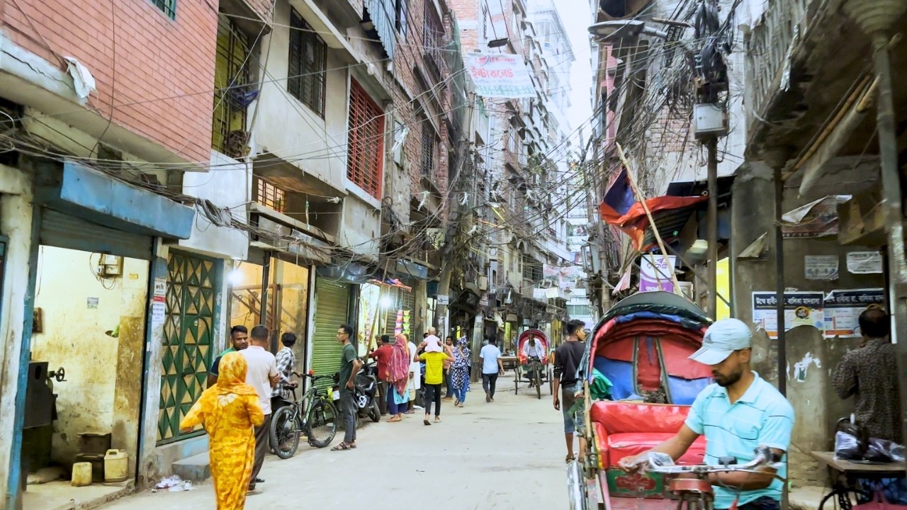 🇧🇩 Old Dhaka, Bangladesh: Street Markets, Rickshaws & Daily Life