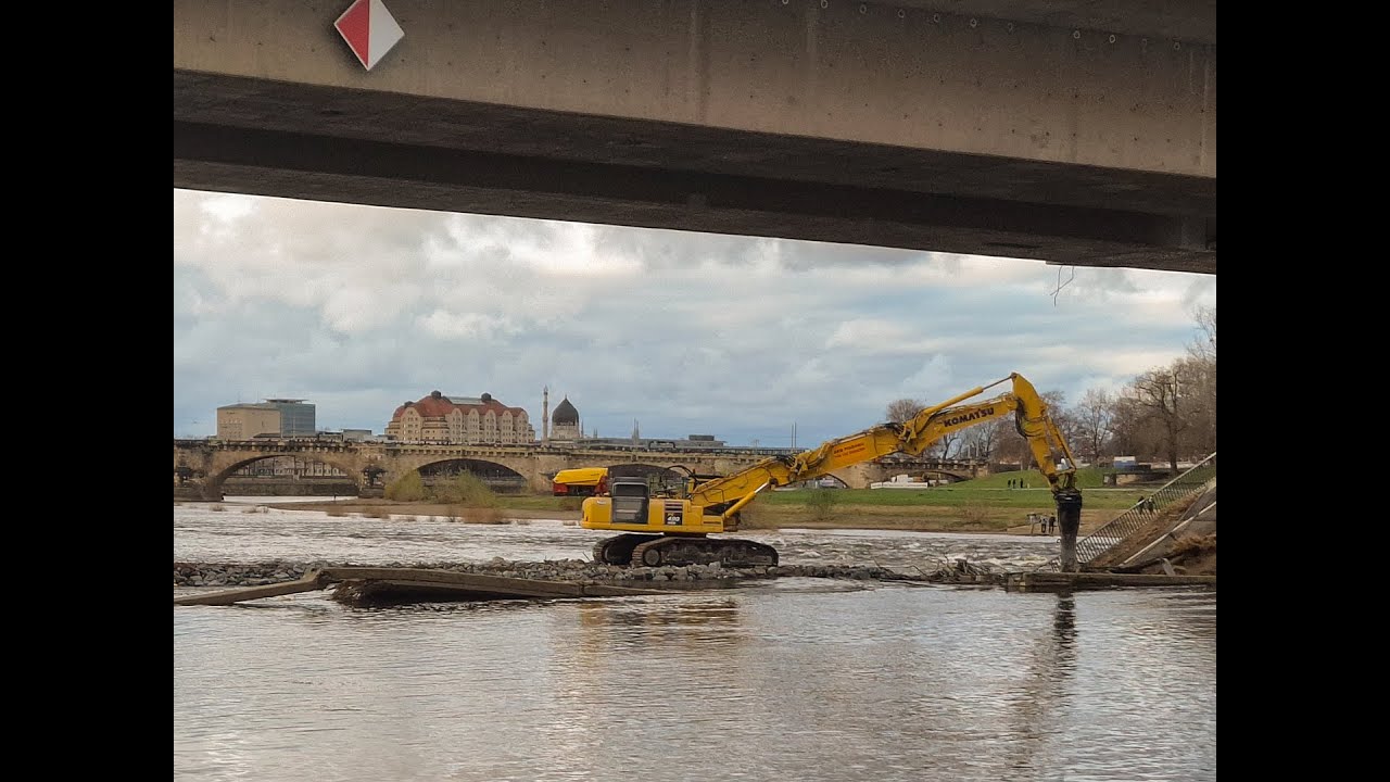 Carola Brücke Dresden Abriss in der Flussmitte, Meißel trennt liegenden von hängenden Teil