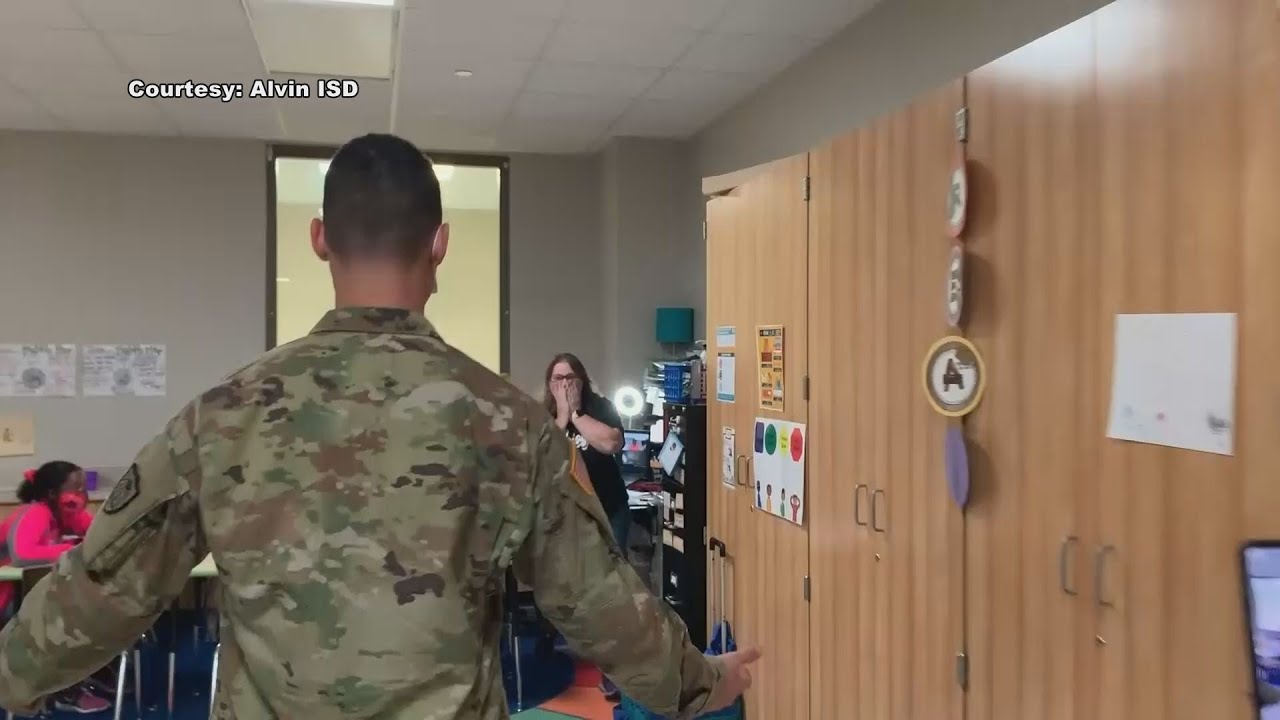 Soldier surprises parents ahead of Thanksgiving
