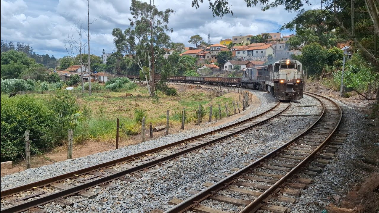 Trem da VLI com Vagões vazios e dupla de Locomotivas GE BB36-7 passando pelo pátio de Arantina/MG
