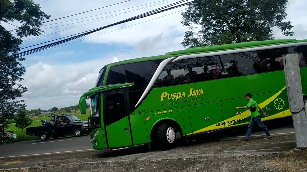 Bus Puspa Jaya,  dari Malang menuju Bandar Lampung