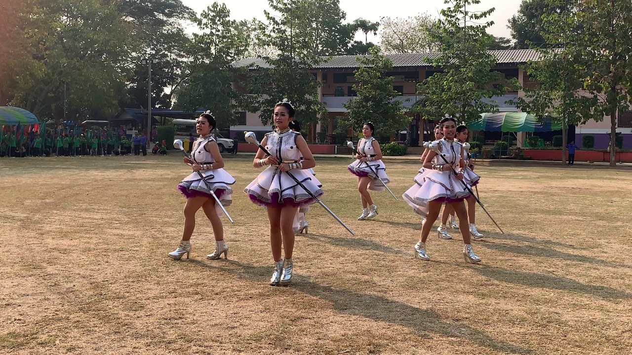 ดรัมเมเยอร์ดงน้ำเดื่อเคารพประธาน