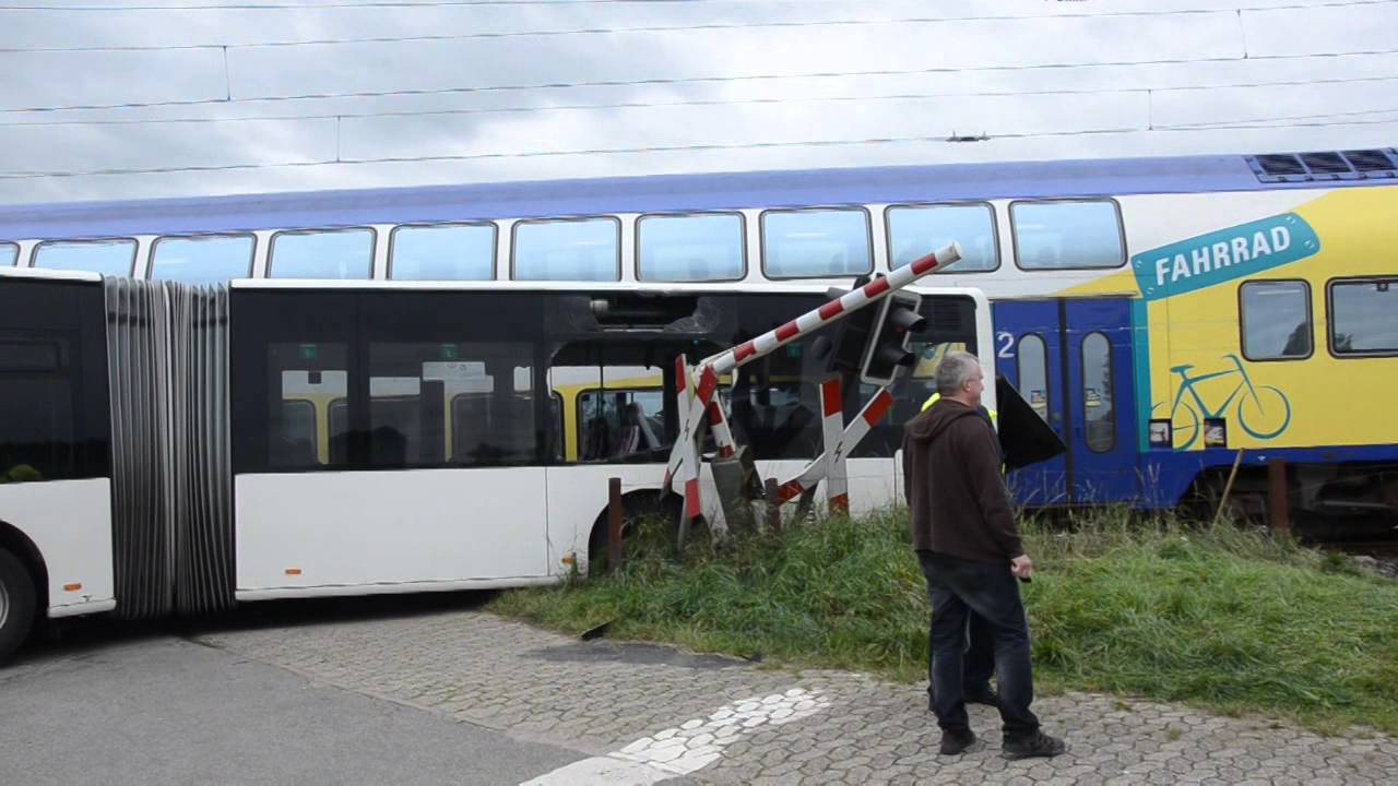 Buxtehude: Metronom rammt Schulbus