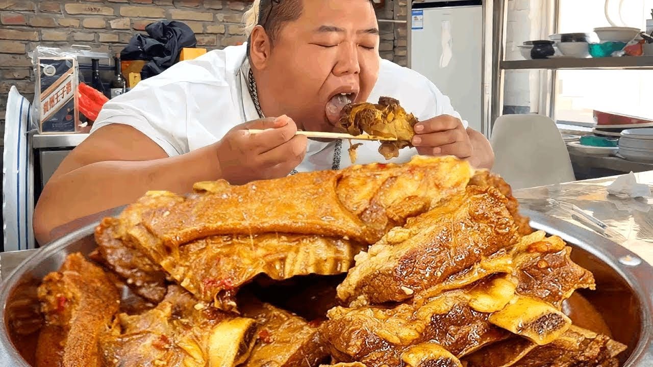 猴哥守了3小时的咖喱牛排骨！筷子一夹骨肉分离！香到灵魂出窍！【胖猴仔】