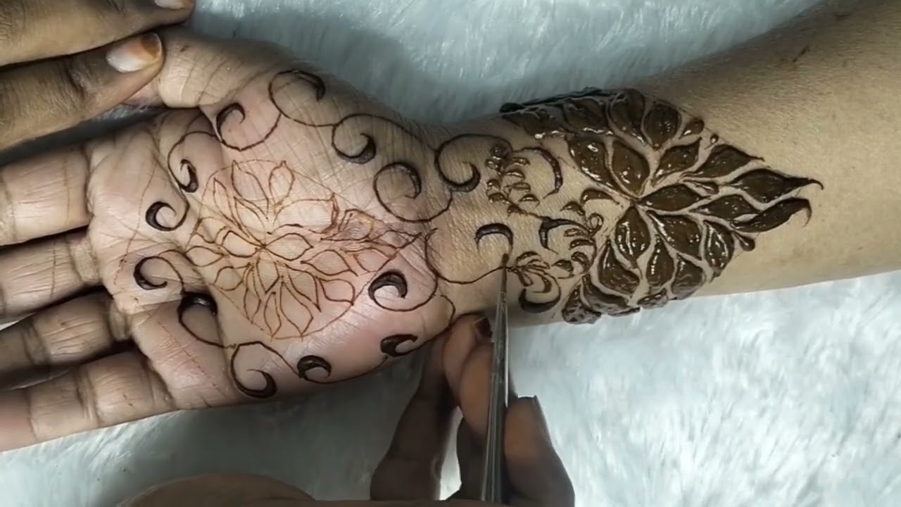 Traditional hands, modern touch 💫#mehndiart #mehndidesign #hennaartist #indianmehndi #mehndilove