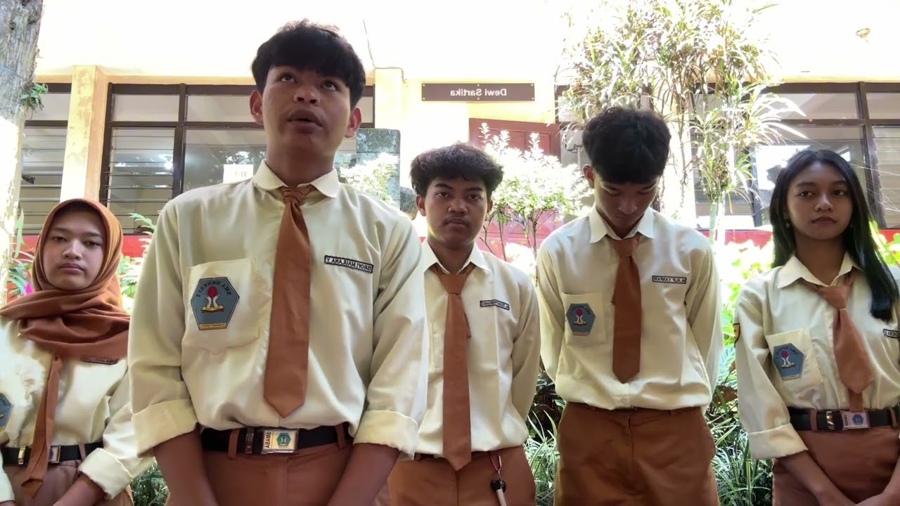 TUGAS EKONOMI STAND ARGUMEN KELOMPOK 4 KELAS XI-7