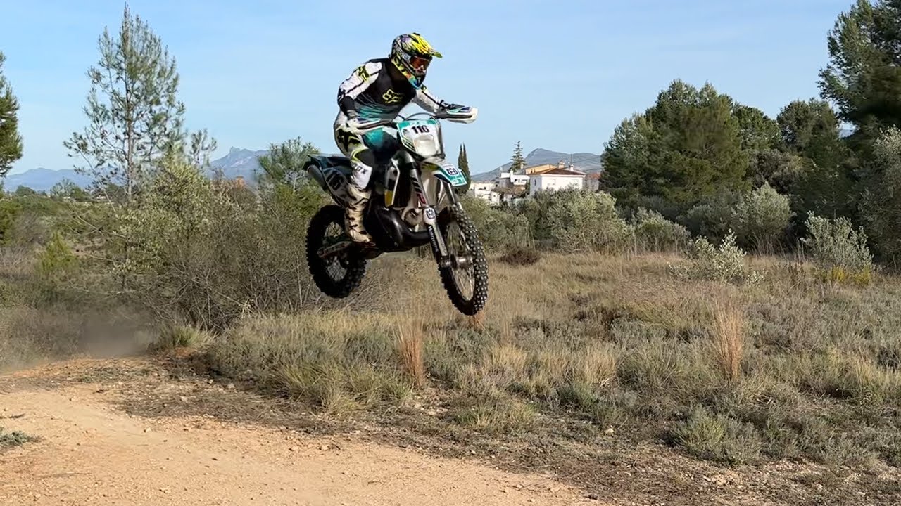 PROFESIONAL ME ENSEÑA A HACER ENDURO !!