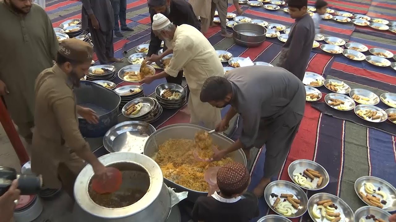 Thousands break fast in Karachi on 1st Ramadan eve