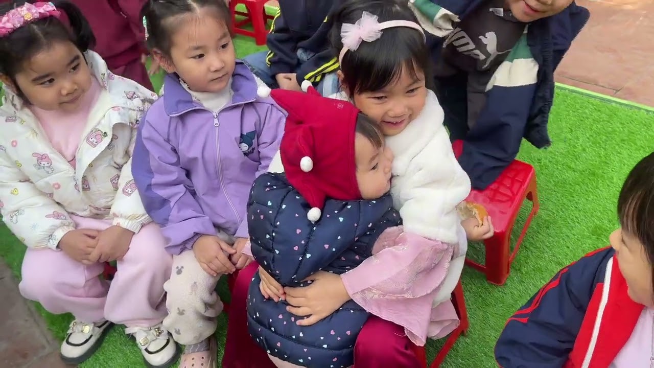 Kem Hy ra trường học chơi 