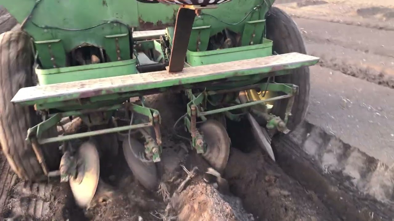 PLANTING POTATOES #johndeere #canada #farming #timon #spring #epic #field #food #mechanical #farmer 