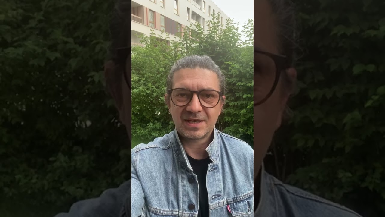 Kasia Kołeczek wyprowadza psa.
