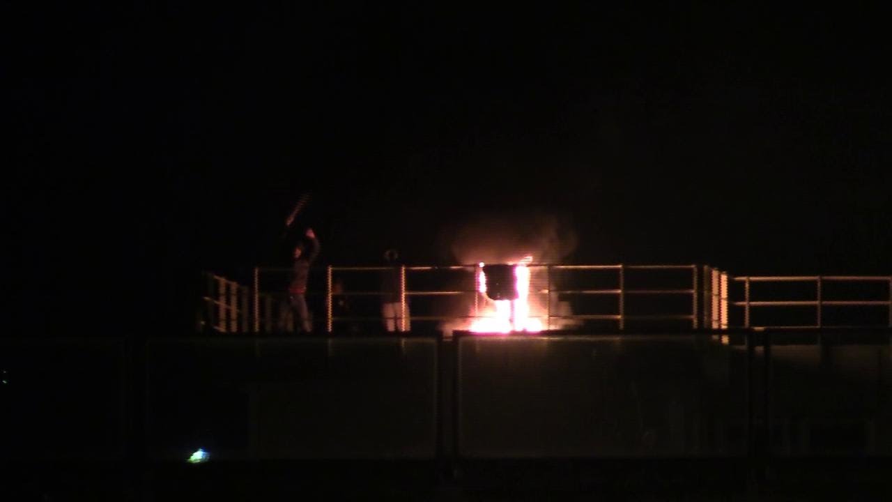 Bologna, i detenuti armati di mazze e bastoni si arrampicano sul tetto e appiccano le fiamme