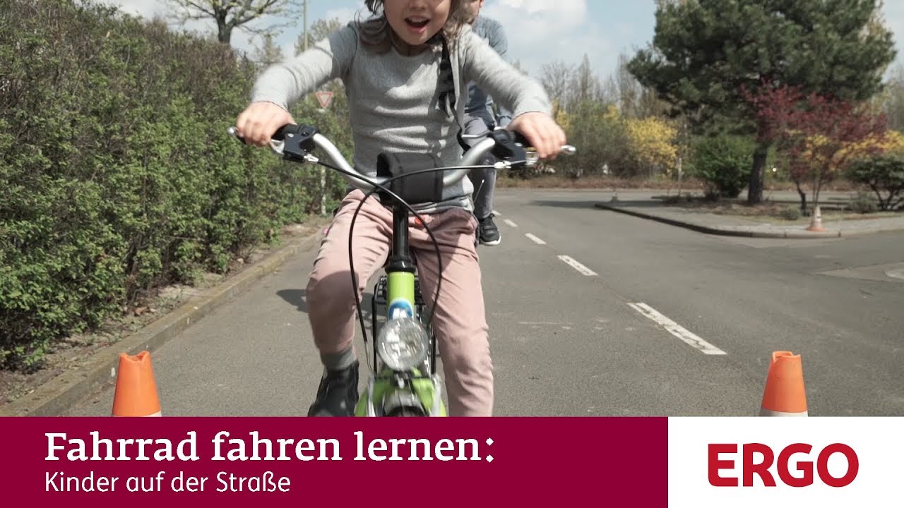 Fahrrad fahren lernen: Kinder auf der Straße - ERGO Deutschland