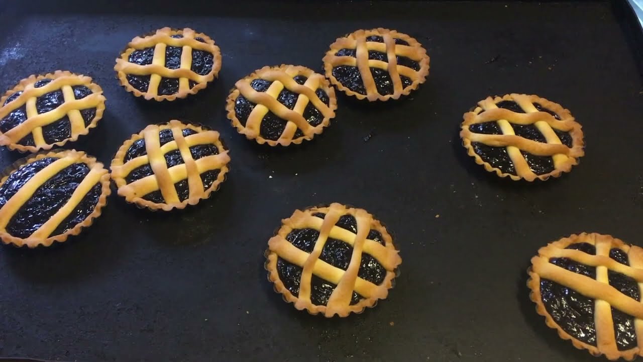 CROSTATE E CROSTATINE how does a Tuscan pastry chef fill, lattice and bake these classic jam tarts?
