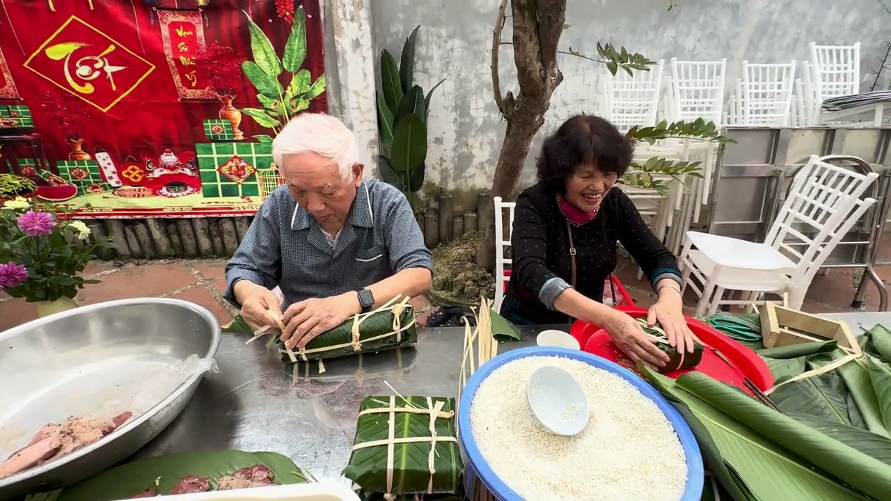 Ông ngoại gói bánh tét