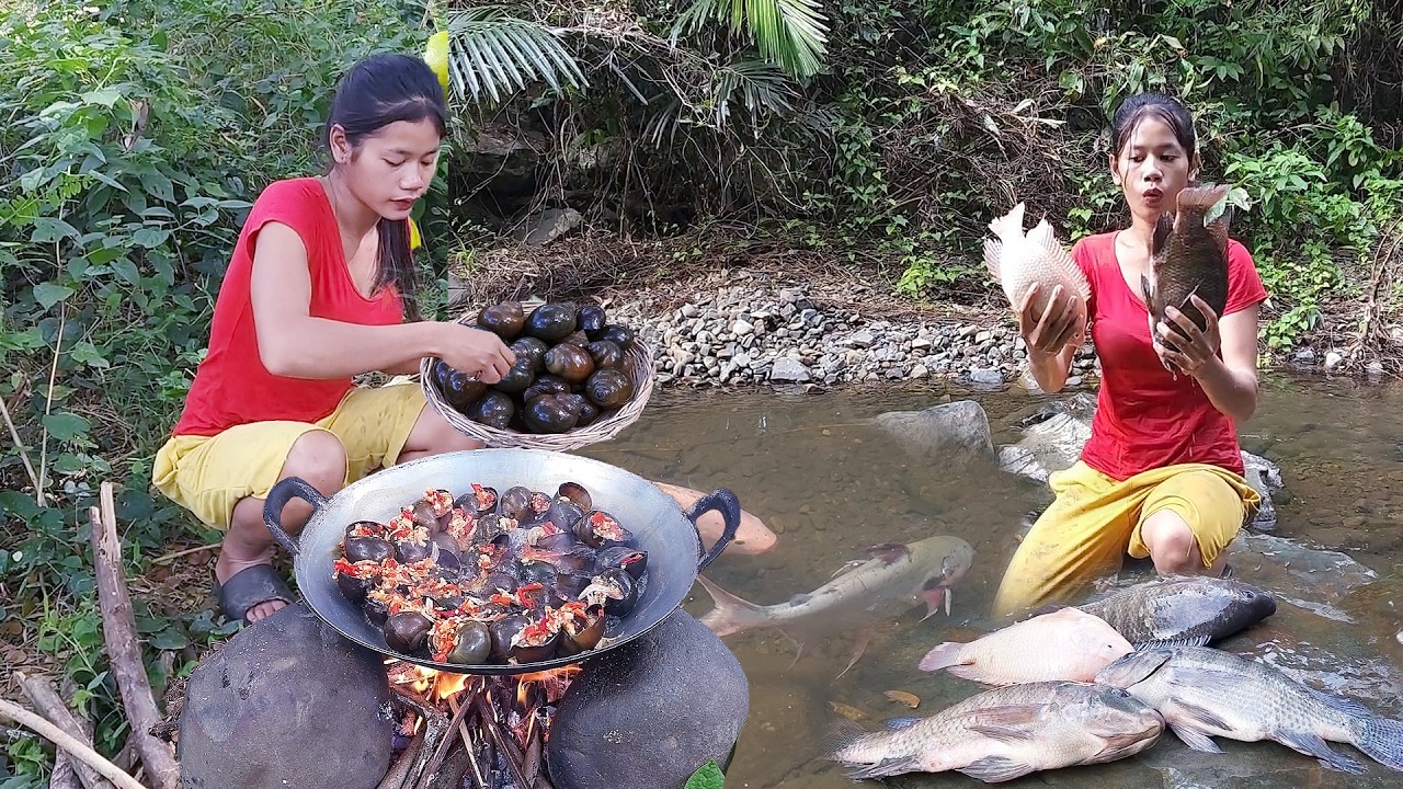 Life in jungle, Catch fish in river for food, Fish grill for lunch, Snail hot chili roast for dinner