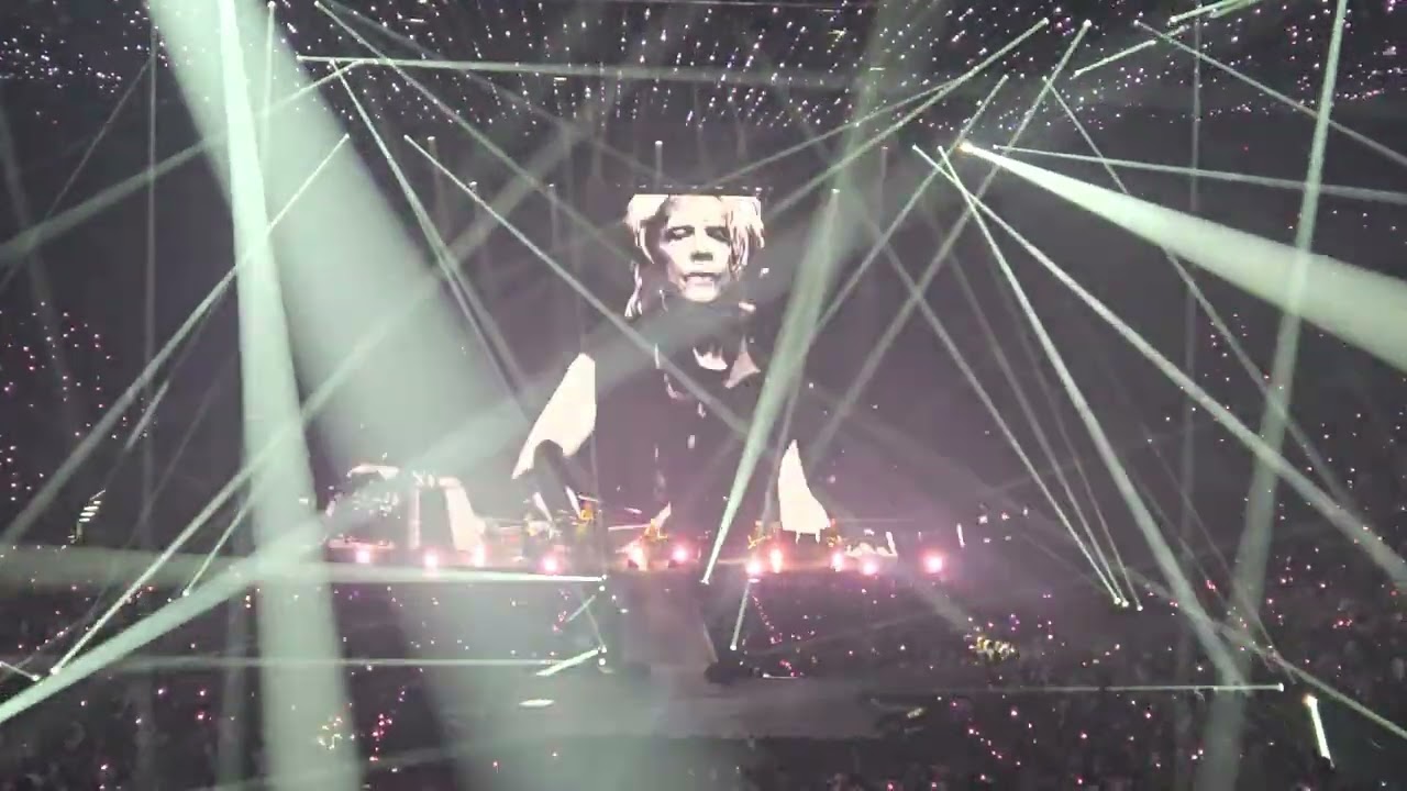 Indochine Arena Tour 2025 - Paris 4 - Nos Celebrations/Des Fleur pour Salinger