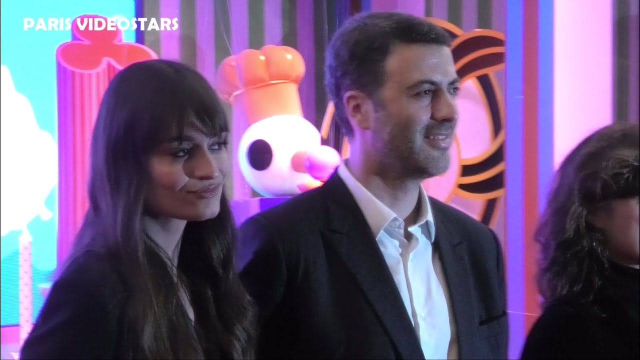 Clara Luciani inaugure les vitrines de Noël des Galeries Lafayette @ Paris le 12 novembre 2025