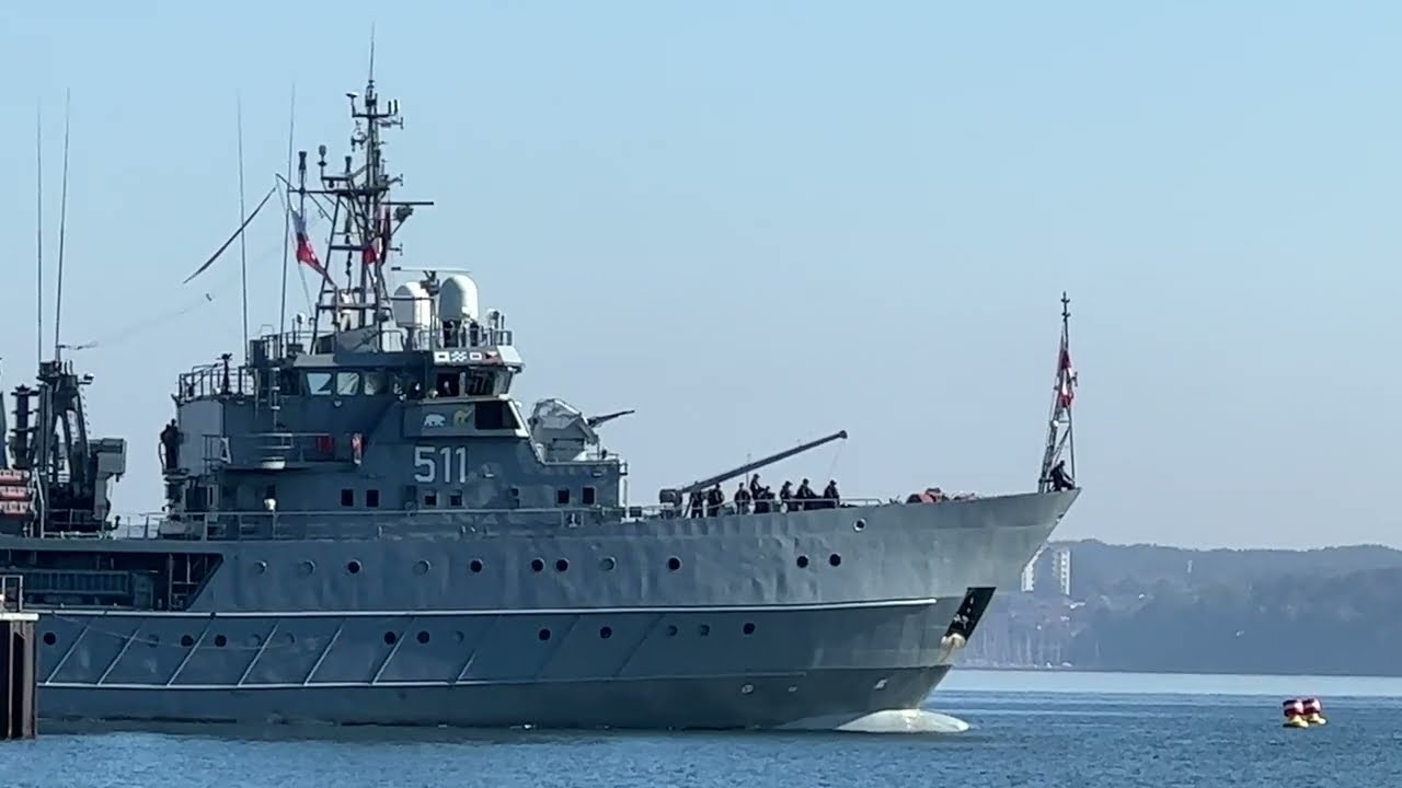 ORP Контрадмирал Ксаверий Черницкий 511 покидает военно-...
