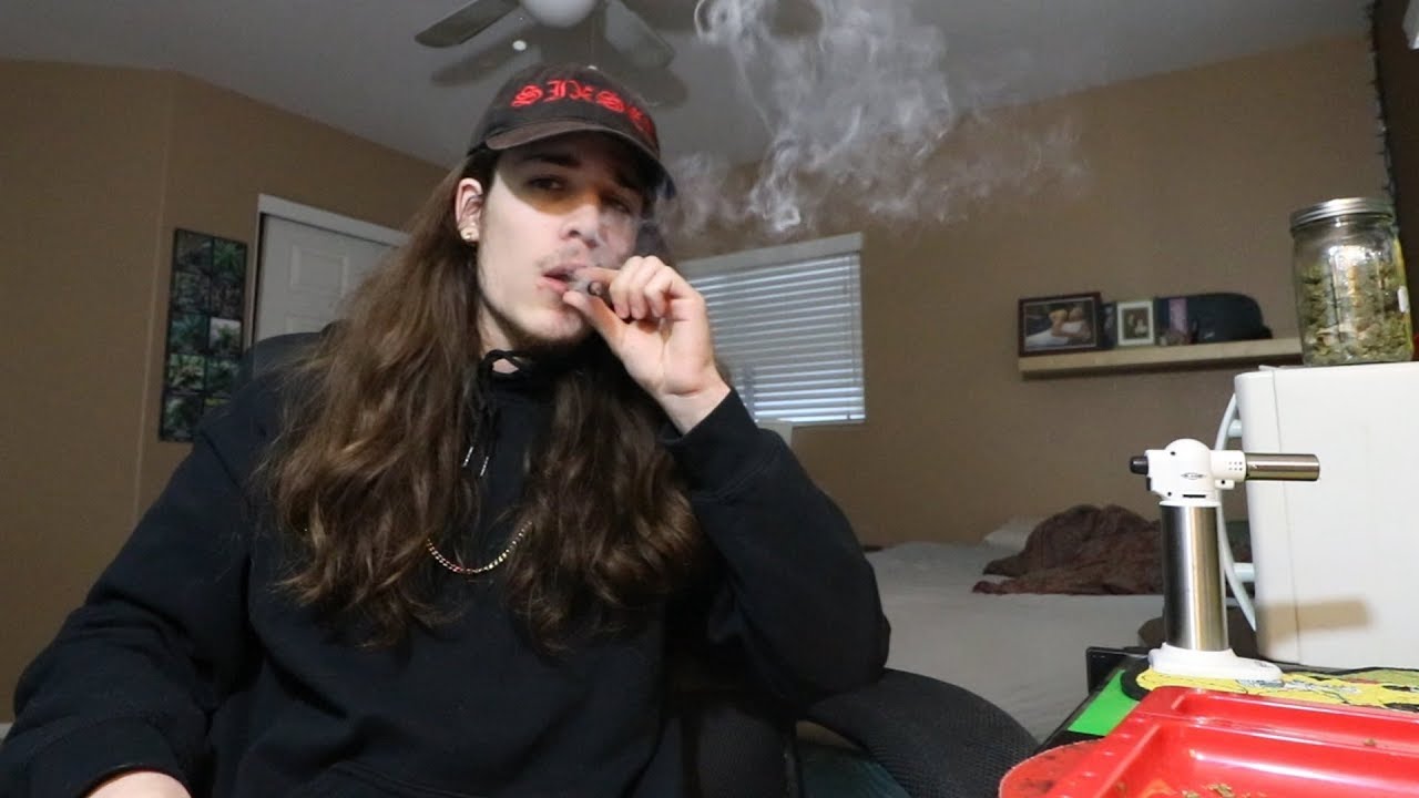 FAT SOLO JOINT SESSION WHILE ROLLING A JOINT